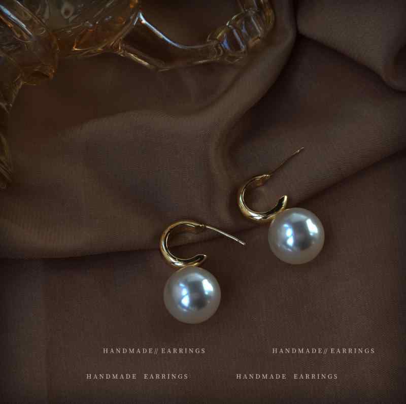 イヤリング 女性用 耳飾り 韓国風 C型 デザイン 大型 パール 装飾 14K ゴールド メッキ シルバー ベース 真鍮 素材 丸形 モチーフ 幾何学 パターン ファッション 通勤 スタイル 高級感 春夏 シーズン かわいい アクセサリー 軽量 普段使い