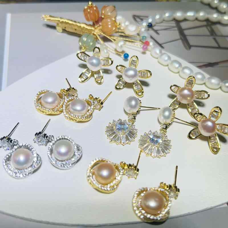 イヤリング 女性用 天然淡水パール 耳飾り 近円形 7mm 8mm 直径 白 ピンク パープル バラモチーフ ジルコニア インセット 合金 ゴールド シルバー 軽量 高級感 気質 ファッション 百搭 プリンセス スタイル 夏 シーズン 軽奢 欧米風