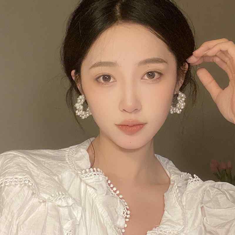 イヤリング 女性用 韓国風 耳飾り 軽量 幾何学 デザイン 手工編み 珍珠 クリスタル 水晶 ピンク系 アイボリー シルバー 秋冬 かわいい 甘め スタイル シンプル アクセサリー 日常使い 軽奢 個性派