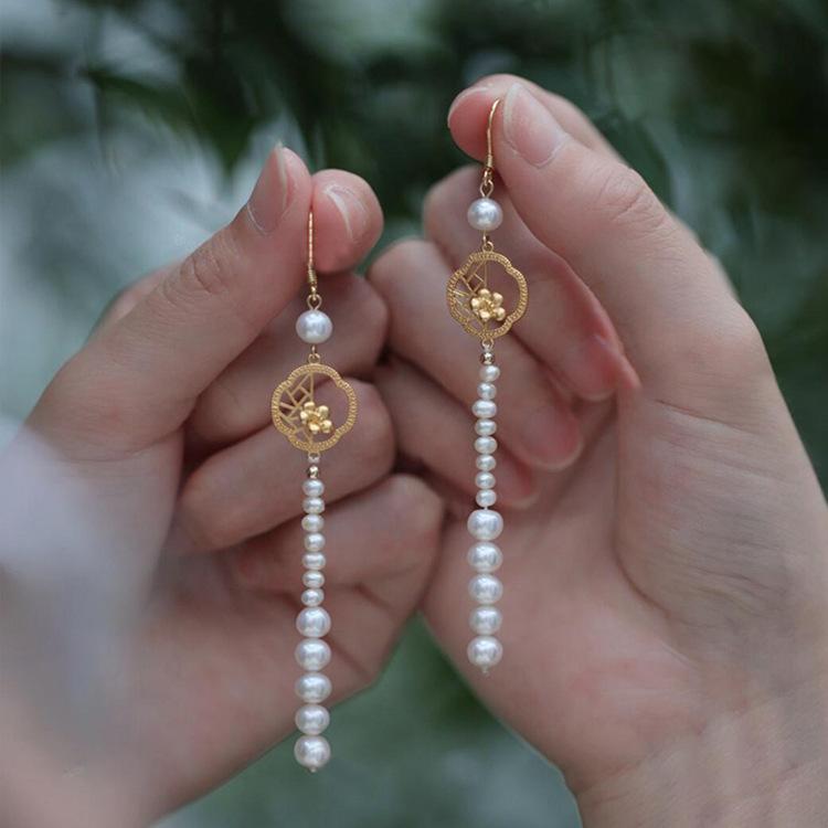 イヤリング 女性用 復古風 水滴形 镂空 デザイン パール 装飾 軽量 長め フープ タイプ 耳飾り 夏 シーズン 国風 要素 ミックス 素材 ベイクド ペイント 仕上げ クラシック スタイル ドロップ 形状 エスニック モチーフ ファッション アクセサ