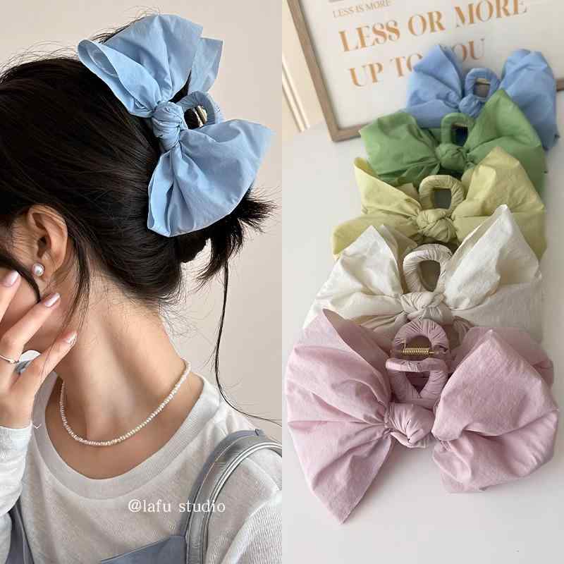 ヘアクリップ 女性用 クリーム色 バタフライボウ 後頭部用 大型 シャーククリップ ファブリック素材 ハンドメイド シンプル かわいい 甘め ヘアアレンジ ピンセット ポニーテール 夏向け ピンク ブルー イエロー グリーン ベージュ カラー展開 ハーフ