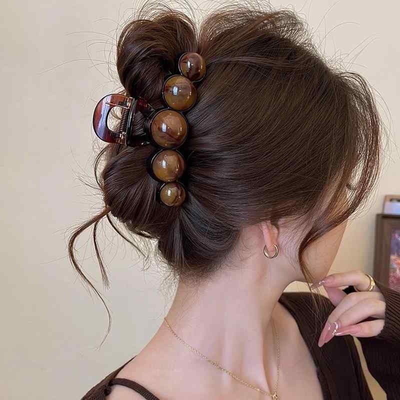 ヘアアクセサリー 女性用 秋冬 ビッグ シャーククリップ ビーズ 装飾 後頭部 クリップ 発簪 ヘアピン ヘア飾り 復古 スタイル 手作り プラスチック レジン 琥珀色 ミルクブラウン 丸い 球体 デザイン ファッション 通勤 ヘアスタイル 固定 アクセ