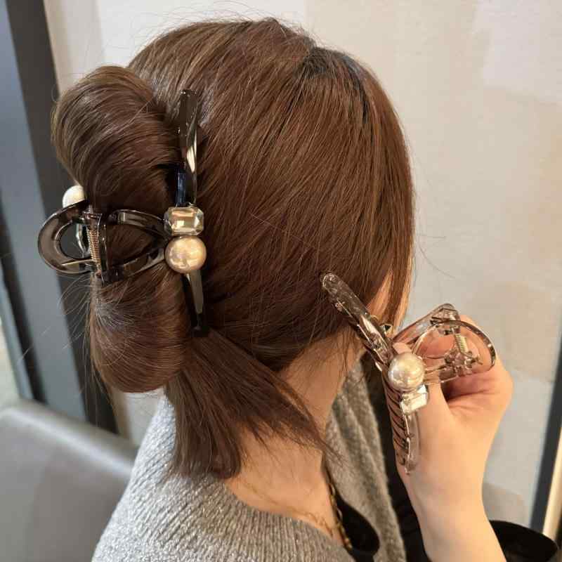 ・カテゴリ: ヘアアクセサリー・スタイル: 韓流風・スタイル分類: 清新スイート・素材: アクリル・加工: ハンドメイド・種類: バナクリップ・色展開: 透き茶色、深咖色・サイズ: 13cm・流行要素: ストレートライン・対象: 女性用