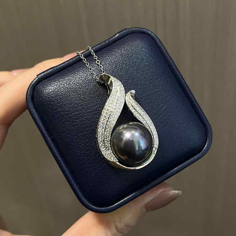 Pearl White - ネックレス 女性用 結婚式 披露宴 パーティー アクセサリー 黒 真珠 ペンダント 軽量 鎖骨チェーン 高級感 ネックチェーン ファッション OL 通勤 スタイル 幾何学 デザイン 銅 素材 電気メッキ加工 丸み 要素 春季 コレクション