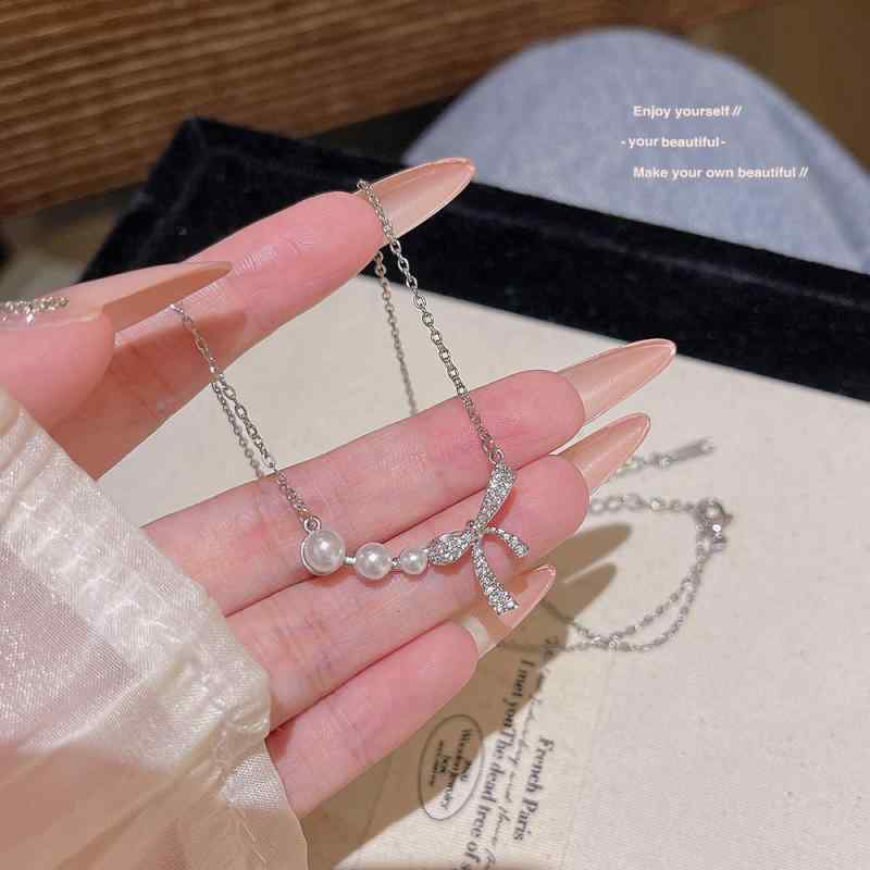 Boulder - ネックレス 女性用 蝶結 デザイン 真珠 装飾 鎖骨チェーン かわいい スタイル クロスチェーン 軽量 チタン 鋼 夏 アクセサリー 甘め コーデ ショート 長さ 調整 可能