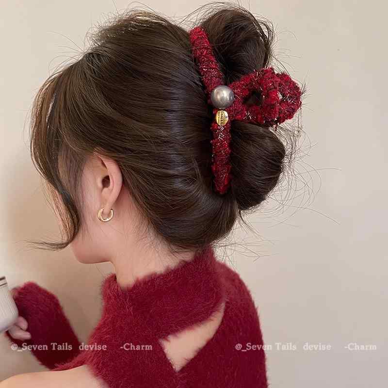 ヘアクリップ 女性用 冬 赤 毛布 珍珠 編み込み 大型 13cm 接触冷感 軽量 かわいい 髪飾り 後頭部 スタイル 清楚 甘い 自然 人気 アクセサリー ヘアスタイル 日常使い ファッション アイテム