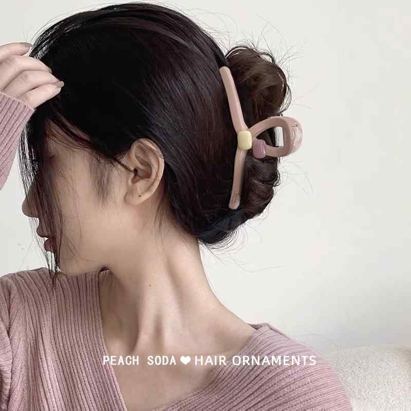 ヘアクリップ 女性用 春夏 かわいい 甘め クロス デザイン 大型 後頭部 ディスク スタイル 厚め髪 対応 醋酸素材 軽量 シンプル ヘアアクセサリー 半円型 13cm サイズ 髪飾り トップス コーデ アイテム