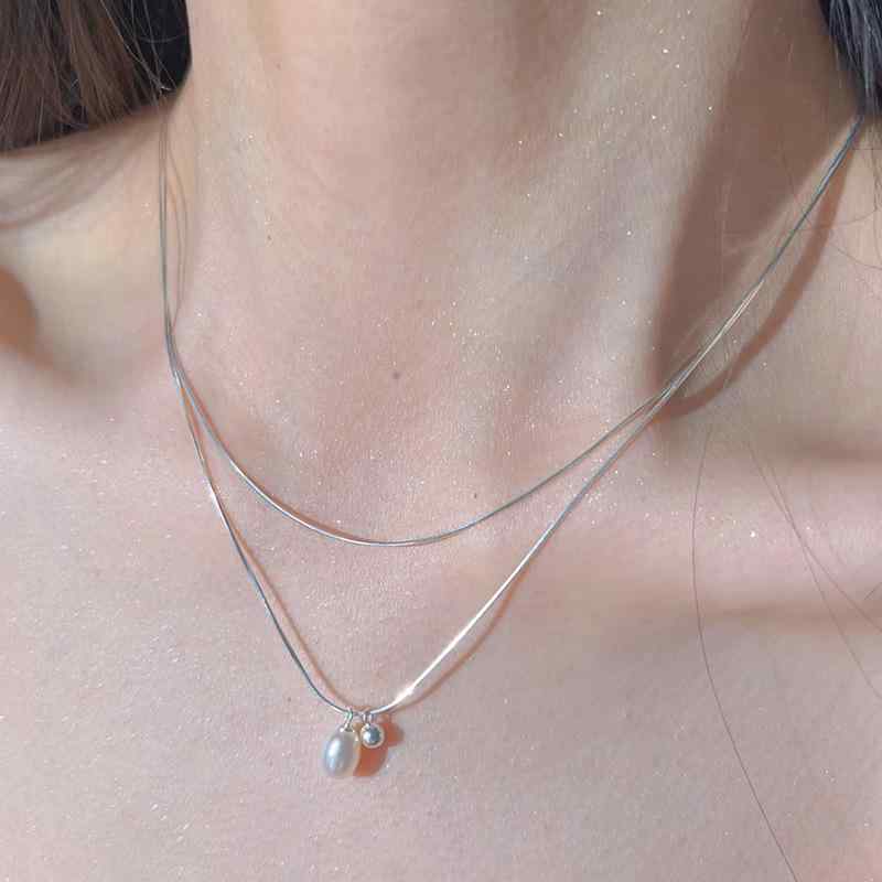 Rakuten - ネックレス 女性用 925シルバー シンプル ダブルレイヤー パールチェーン 鎖骨チェーン 幾何学デザイン 蛇骨チェーン 真珠母貝 ペンダント 水滴型 U字型 丸型 楕円型 ファッション 通勤スタイル 軽量 調整可能 41cm-50cm