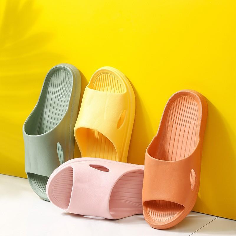 {"result": "サンダル 男女兼用 室内 浴室 防滑 夏用 情侣 マッチング クッション 底 EVA 素材 透気性 穴あき デザイン 厚底 1.5-3.5cm 厚み 注塑 加工 外出 対応 厚手 厚み 厚底 クッション 厚み EVA クッション