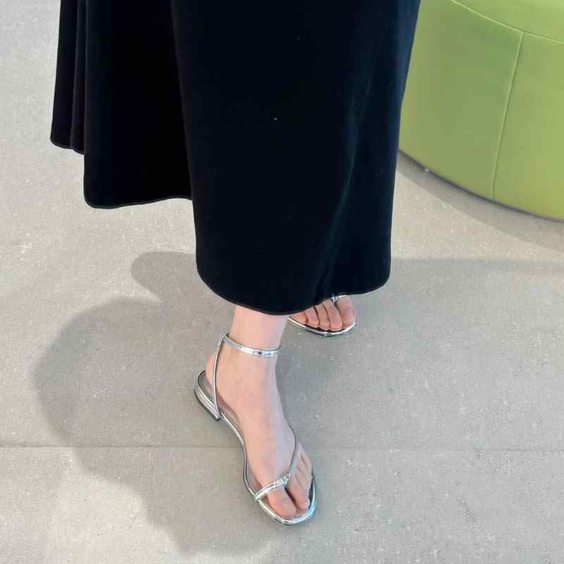サンダル 女性用 夏用 銀色 真皮 魚口 フラット ローマン 復古風 低幫 後空 葡萄颗粒 接触冷感 軽量 吸湿速乾 通気性 かわいい デザイン 普段使い スカート コーデ 切り替え 純色 粘着 加工 超繊維 ライニング 柔らかい 履き心地