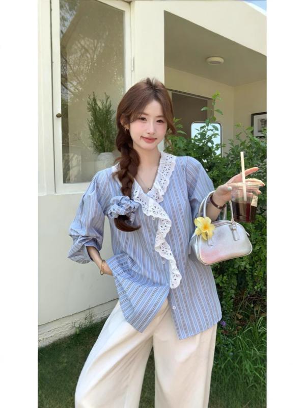 ・カテゴリ: シャツ・スタイル: 甘め・主な素材: ポリエステル90%以上・柄: ストライプ/チェック・タイプ: 開き前・袖丈: 長袖・加工: ステッチ・フィット: ルーズ・丈: ミディアムロング・ネックライン: Vネック・袖幅: ノーマル・トレンド要素: レース・カラー展開: ブルー・サイズ展開: M,L,XL,XXL