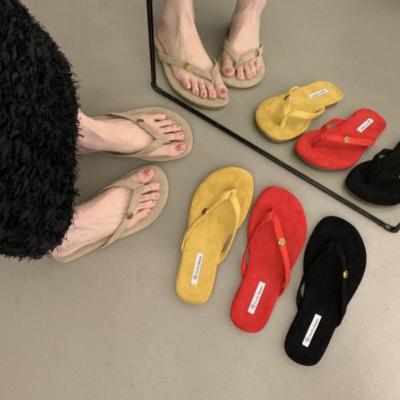 サンダル 女性用 平底 スエード トングサンダル ビーチサンダル 夏用 黒 赤 透気性 軽量 ラバーソール 韓国風 空洞デザイン 履き込み式 純色 カジュアル 2025夏