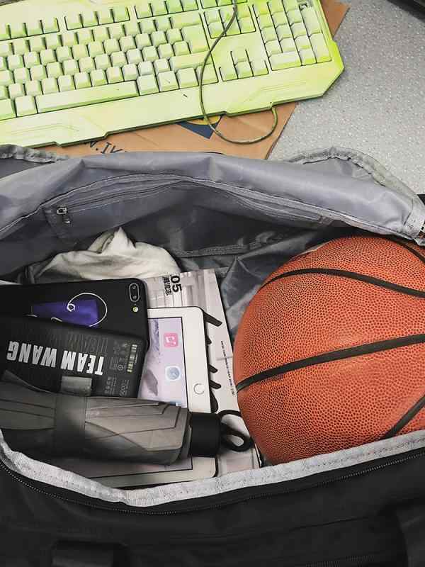 旅行 バッグ 男女兼用 超大容量 手提 行李 鞄 出張 軽便 通勤 観光 バックパック スポーツ トレーニング フィットネス 収納 ナイロン 素材 防水 耐摩耗 通気性 防盗 耐衝撃 軽量 干湿 分離 機能 ブラック カーキ ピンク ダークグレー レッド