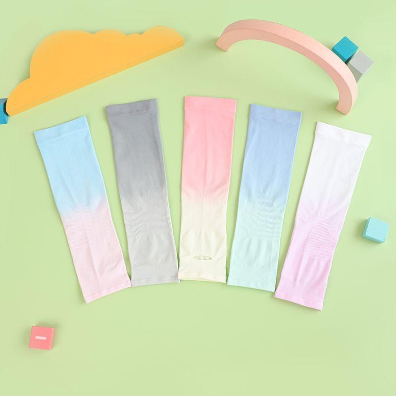 子供用 防晒袖 子供 男女兼用 夏季 紫外線対策 薄手 手袋 袖カバー 防水素材 軽量 伸縮性 接触冷感 吸湿速乾 グラデーションカラー ピンク 白 黄 グレー ブルー グリーン パープル ランダムカラー 屋外 スポーツ 普段使い