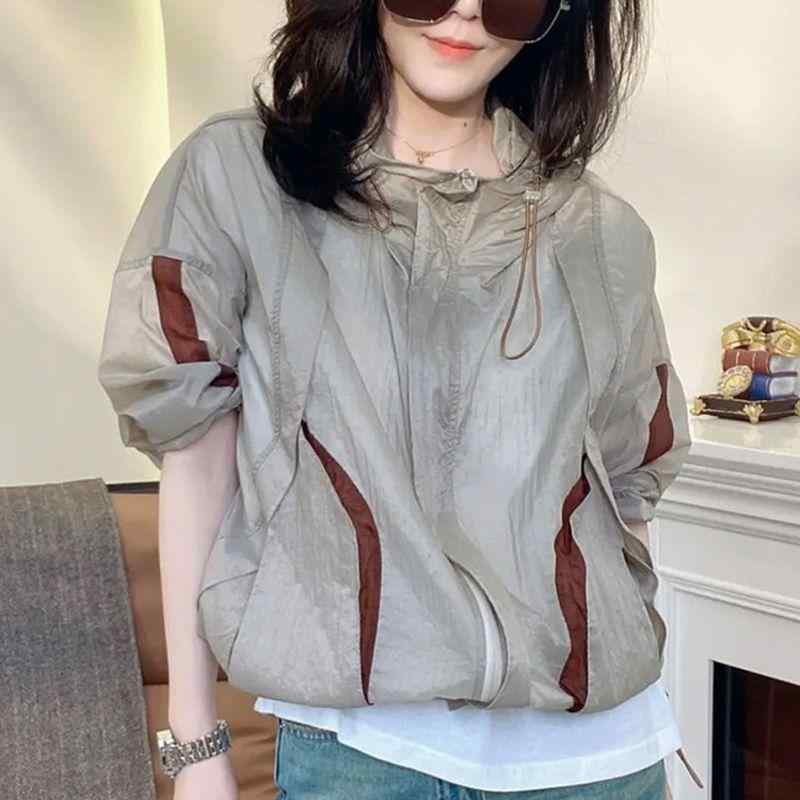 レディース 防晒 ジャケット コート 緑色 長袖 フード 帽子 付き 夏 春夏 季節 ファッション スタイル 通勤 普段使い 都市 カジュアル 軽量 薄手 透気 吸湿 速乾 切り替え デザイン ジッパー ファスナー 気質 洗練 高級感 屋外 アウトドア