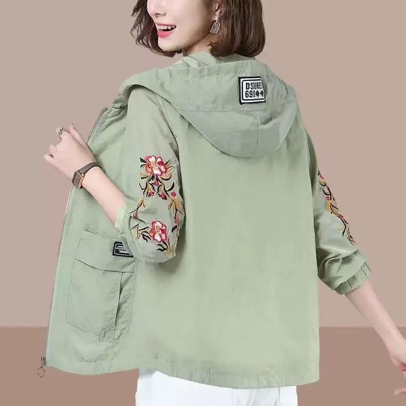 刺繍 女性用 防紫外線 長袖 薄手 フード付き ショート ジャケット 豆緑 刺繍 デザイン 花柄 修身型 軽量 吸湿速乾 気質 通勤 スタイル 春夏 コーディネート トップス ブラウス 春服 軽やか 素材 ナイロン 混 ポケット 装飾 ジッパー 開閉 普