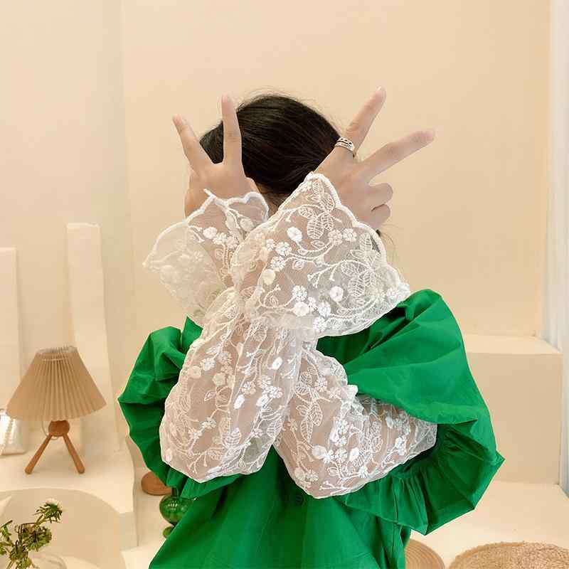サマーレース手袋 女性用 防晒 接触冷感 白色 花柄 透け素材 腕カバー 手元保護 夏用 軽量 伸縮性 フリル ワイドシルエット 日常使い 屋外アクティビティ 学生向け かわいいデザイン 柔らかい肌触り アイボリー系