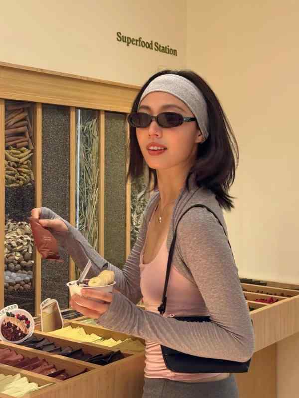・主な素材: 天丝（莱赛尔纤维）70%（含）-80%（不含）、羊毛30%以下・スタイル: 簡約風、日韓レジャー・衣丈: 超短款（≤40cm）・カラー展開: 浅花灰、咖色・サイズ展開: S、M、L・柄: 純色・袖丈: 超長袖・厚さ: 薄・襟: 無扣