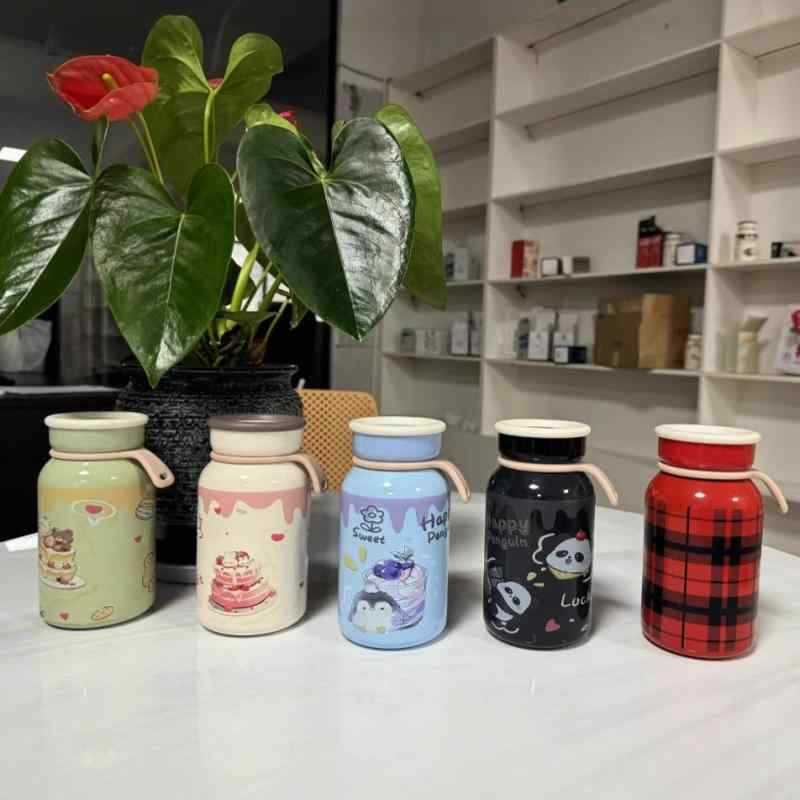 保温カップ かわいい 日式 ステンレス ミルクカップ 真空保温 300ml 400ml 大容量 弾跳式 直身型 ミルクホワイト 赤 淡青 黒 果緑 防摔 家用 便携 学生用 屋外 旅行 運動 車載 ビジネス ホーム ユニセックス 子供 大人