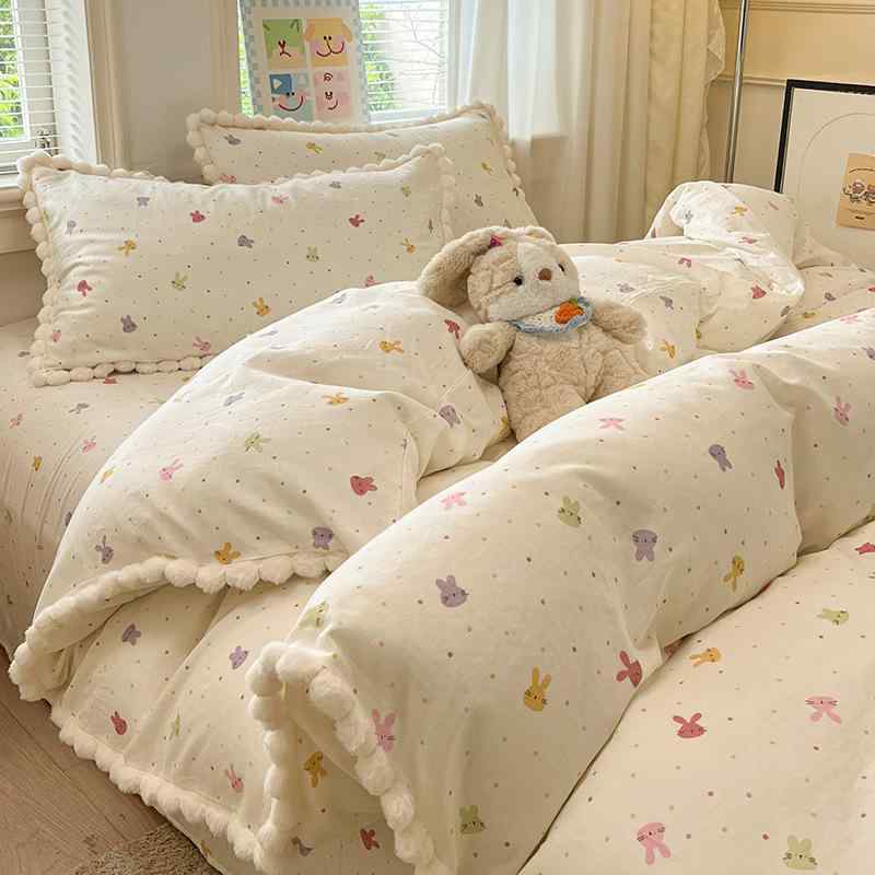 ベッドルームセット キッズ用 純綿 四件セット カードゥーガン ピンク小猫 カラフル小兎 幸運犬 かわいい羊 パン犬 プディング犬 スイート兎 活性プリント 柔らかい肌触り 吸湿速乾 通年使用 家庭用 ベッドシーツ 枕カバー ダストカバー 軽量 快適寝具
