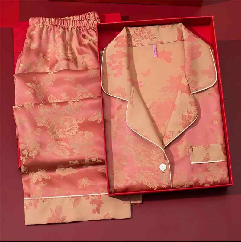 女性用 シルク風 接触冷感 ルームウェア 3点セット 薄手 翻領 三分袖 長ズボン ピンク系 ブルー系 グリーン系 パープル系 蝶柄 切り替えデザイン 高級感 軽量 伸縮性 吸湿速乾 通勤外出対応 春夏秋冬 通年使用 かわいい ホームウェア 女性向け
