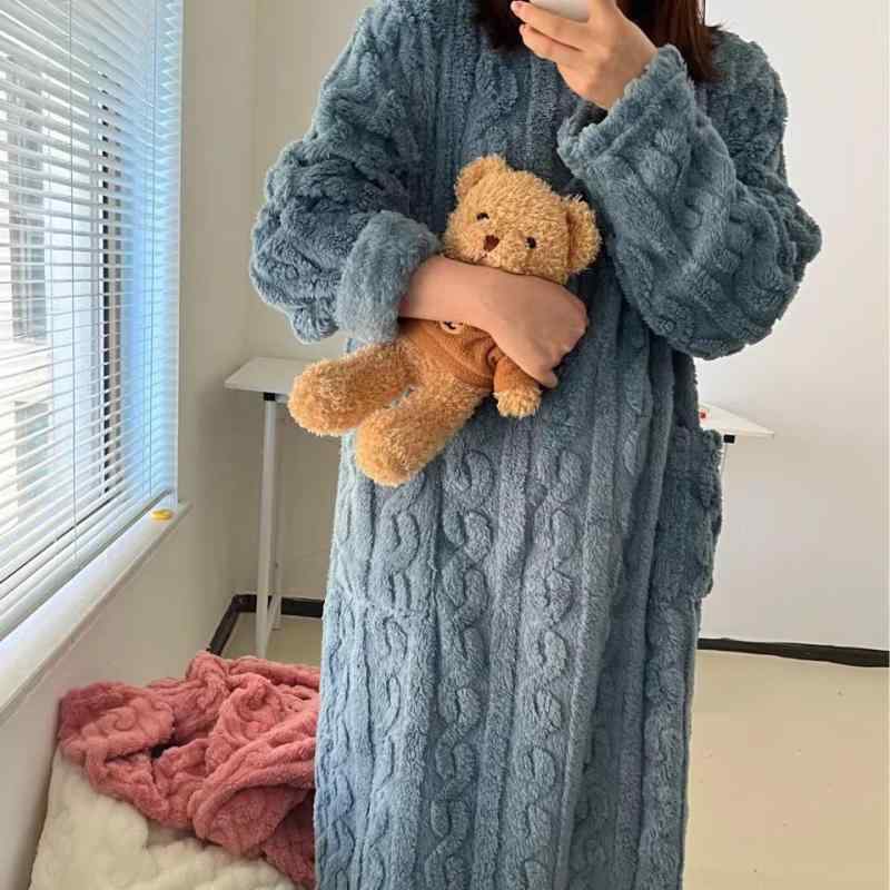 レディース 冬用 保暖 珊瑚フリース 長袖 ルームウェア ロング ローブ ドレス 厚手 ポリエステル 素材 丸首 ホームウェア ゆったり フィット ホワイト ピンク系 ネイビー パープル ベージュ グレー かわいい 韓国風 暖か リラックス 室内着 ゆっ