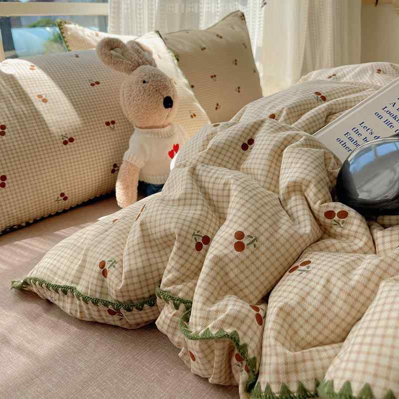 ベッドルーム 寝具セット 純棉 綿素材 活性染色 植物花柄 花卉プリント 桜柄 チェリーモチーフ クリームカラー ミルクホワイト 緑系 ブルー系 チェック柄 オレンジ ピンク系 黄色 柔らかい生地 快適タッチ 学生寮向け 日常使い 寝室インテリア ベッド