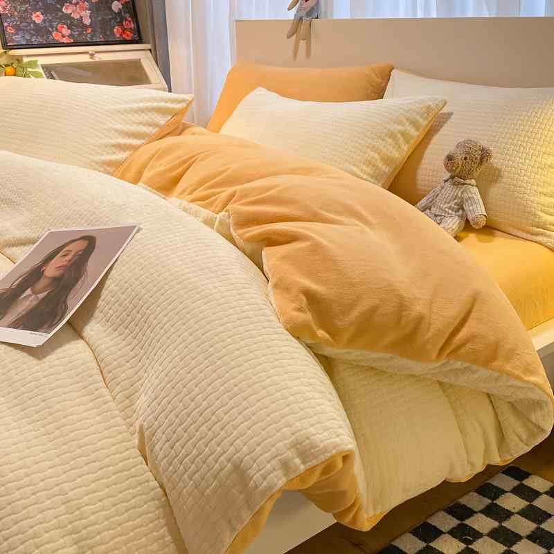 ベッドルーム 寝具セット 冬用 切り替え柄 加厚 ミルクフランネル 接触冷感 珊瑚フリース 四件セット 被罩 シーツ 枕カバー 学生寮向け 1.5m 1.8m 2.0m 対応 シンプルモダン 活性プリント 織り柄 白オレンジ ブルーグレー 白ベージュ ピ