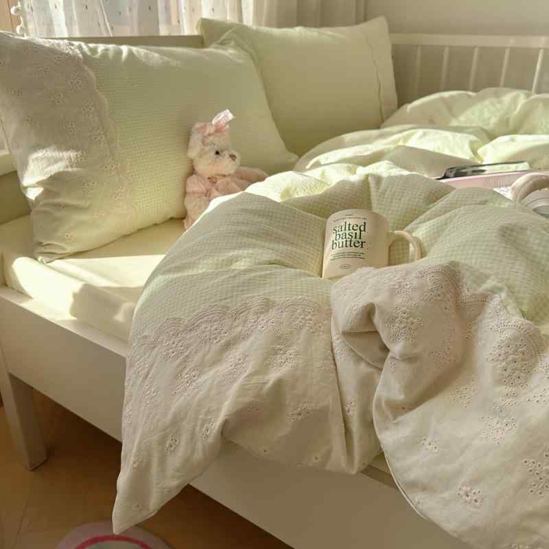 ベッドシーツセット フレンチスタイル レースエッジ ポリエステル繊維 柔軟肌触り 透気性 通年使用 春夏向け 花柄 植物モチーフ ストライプ パターン 枕カバー 付き ベッドカバー シーツ セット 軽量 快適 寝室用 家庭用 洗濯簡単
