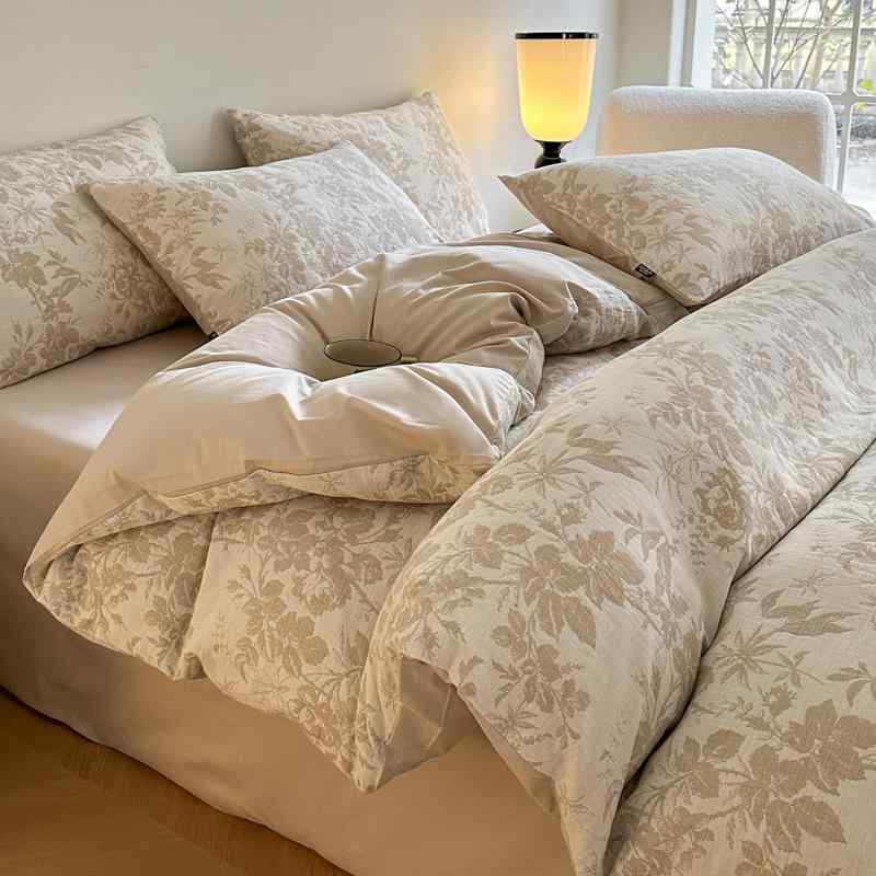 ベッドルーム 四件セット 純綿 母婴級 全棉 三層 ガーゼ 被套 軽量 プレミアム 高級感 床单 植物 花卉 柄 活性 印染 提花 織り 500g 以下 軽やか 柔らかい 肌触り ベビー 子供用 通年 寝具 セット シンプル モダン スタイル 吸湿 速乾