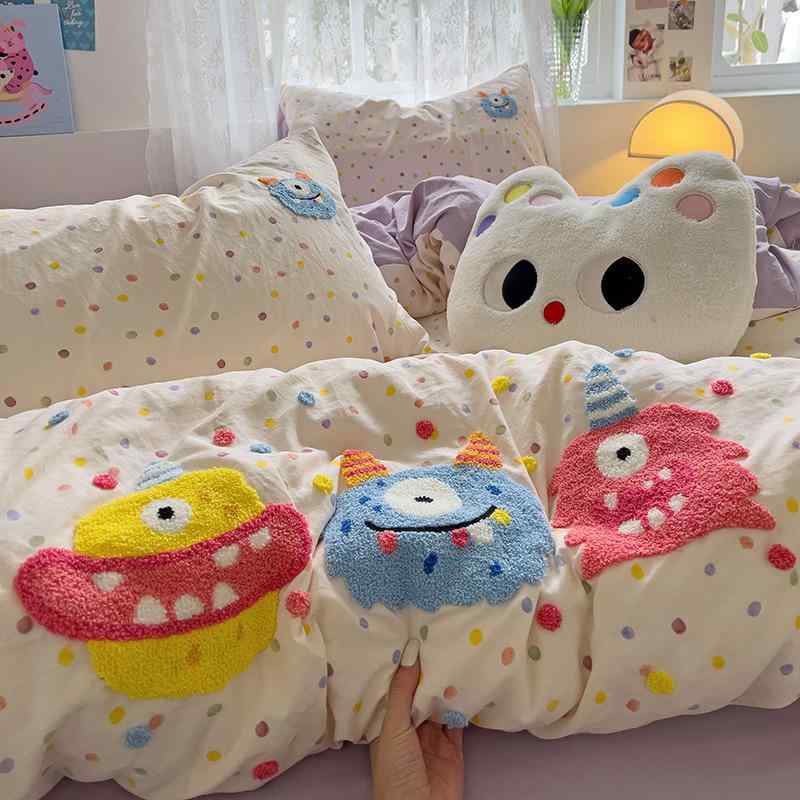 ベッドシーツセット 水洗綿 かわいい カード モンスター ドット 柄 学生用 シングル ダブル クイーン サイズ 4点セット 3点セット ふわふわ 肌触り 良い 活性プリント 刺繍 加工 斜紋 生地 磨毛 仕上げ 500g 以下 軽量 快適 寝具 カート