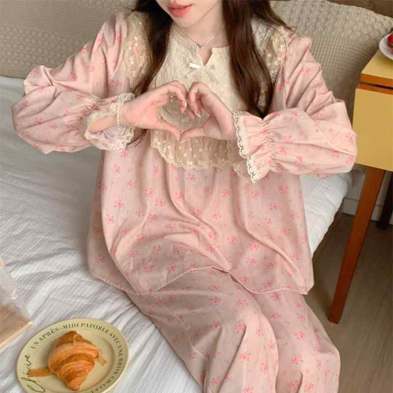 パジャマ レディース 長袖 セット コットン 素材 夏用 春夏 秋冬 通年対応 透気性 吸湿速乾 接触冷感 機能 翻領 デザイン フレア 袖 長ズボン シルエット 復古 宮廷風 甘い 少女 プリント 花柄 レース トリム 甘美 スタイル ホームウェア ル