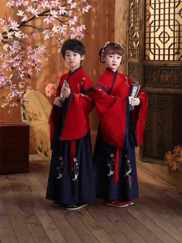 ・性別: 中性・スタイル: 中式、国潮風・柄: 印花・素材: ポリエステル繊維（ポリエステル）100%・加工: 柔軟処理・袖丈: 長袖・カテゴリ: 童表演服/ダンス服・対象年齢: 中大童（8歳以上、140cm以上）・対象身長: 110cm、120cm、130cm、140cm、150cm、160cm、170cm・カラー展開: 赤、黒、白、青、文竹、躍龍門、玥魚、雪竹、玉龍、錦花、火炎、紅錦鯉、藍錦鯉、藍馬甲、粉馬甲、如意、博学服、荷花、山水、雀栖、龍吟、晚荷、桃花源記