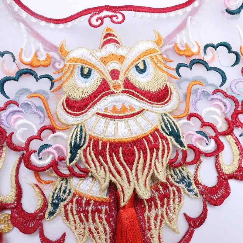 ペット服飾 猫用 犬用 古風 赤色 醒獅刺繍 雲肩 アクセサリー 夏用 ポリエステル 軽量 通気性 かわいい 赤い 幾何学柄 首輪 首飾り ビブ ペット用 夏服 赤系統 吸湿速乾 誕生日 祝賀 赤い雲肩 刺繍デザイン 夏向け ペットアクセ