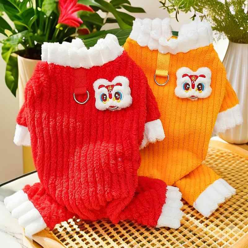 ペット服 ユニセックス 四脚服 加厚フリース 保暖 秋冬 犬猫 服 ペット用品 涤纶素材 暖か 赤金ライン ストライプ柄 赤ピット条 醒獅デザイン 軽量 通年対応 かわいい 動物服 屋外遊び 室内着 伸縮性 柔らかい