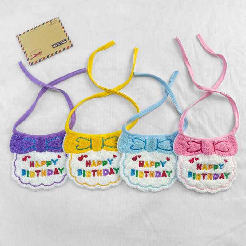 ペット 口拭き タオル 首輪 猫犬用 刺繍 ハッピー アルファベット かわいい デザイン 誕生日 蝶結び イエロー ブルー パープル ピンク カラーバリエーション ポリエステル 素材 針織 軽量 吸湿 速乾 通年使用 ユニセックス 均一サイズ ビブ スタ