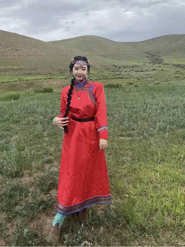 ・スタイル: 国風連衣裙・カラー展開: 赤、白色、紫、湖ブルー、オレンジ、緑、ピンク・サイズ展開: S(45-55kg)、M(55-62.5kg)、L(62.5-70kg)、XL(70-77.5kg)・スカート丈: ミディアム・ネックライン: スタンドカラー・袖丈: 長袖・袖型: プリンセススリーブ・スカートタイプ: 連衣裙・スタイルタイプ: 文艺復古、民族風