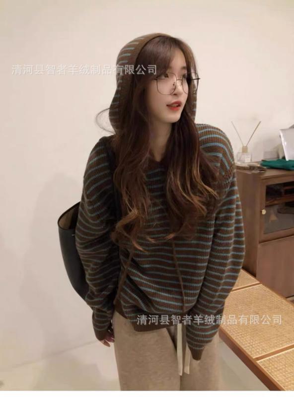 ・カテゴリ: 毛衣・スタイル: 通勤風・主な素材: 羊毛90%～95%、綿30%以下・柄: 条紋・厚み: 超厚・デザイン: 連帽款・版型: 寛鬆型・袖型: 常规・ネックライン: POLO領・袖丈: 長袖・流行要素: 条紋、針織、撞色、拼色、連帽・衣長: 普通款・クラフト: 針織・カラー展開: 咖色配緑色条紋・サイズ展開: M、L、XL・着用方法: 套頭・ドア襟: 無扣