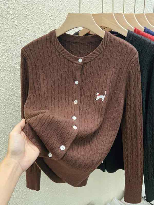 ニット カーディガン 女性用 秋冬 羊毛 混紡 麻花編み 長袖 ルーズフィット POLO領 シングルブレスト 開き前 純色 刺繍 かわいい猫モチーフ 厚手 暖か 米白 ベージュ ブラウン ダークベージュ ワインレッド ネイビー 通勤 普段使い 軽量 柔ら