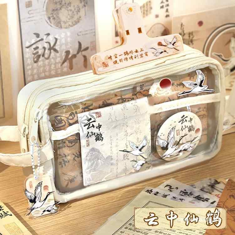 ・素材: 絹花・対象: 女性・カラー展開: 透明三層-米白色, 米白+欧包ペン+米奇本+蛍光ペン+便签+大クリップ, 透明三層大容量-米白色（送5個クリップ）, 透明三層大容量-霧靄藍（送5個クリップ）, 透明三層大容量-抹茶緑（送5個クリップ）, 透明三層-天空藍, 芋泥紫ペンバッグ-送庫洛米シール, 少女粉ペンバッグ-送美樂蒂シール, 霧靄藍ペンバッグ-送玉桂狗シール, 手提五層大容量-葡萄紫凍-送5枚熊猫シール, 透明三層大容量-米白色（送小熊頭胸針）, DIY装飾セット-米白色（送100枚便签+小熊頭胸針+小熊鍵車+5個クリップ）, 霧靄藍+欧包ペン+熊猫本+蛍光ペン+便签+大クリップ, 学習セット-米白+欧包ペン+便签+大クリップ, 学習セット-霧靄藍+欧包ペン+便签+大クリップ, 手提5層大容量-牛油果緑（送5個クリップ）, 米白【送大クリップ+ランダム便签+6本シンプルペン+5個小クリップ】, 霧靄藍【送大クリップ+ランダム便签+6本シンプルペン+5個小クリップ】, 抹茶緑【送大クリップ+ランダム便签+6本シンプルペン+5個小クリップ】, 米白色【送ランダム便签+5本ペン+5個クリップ+咕卡】, 多層開窗大容量-米色, 多層開窗大容量-米色+1胸針+2クリップ+1鍵車+5シール・スタイル: 汎用