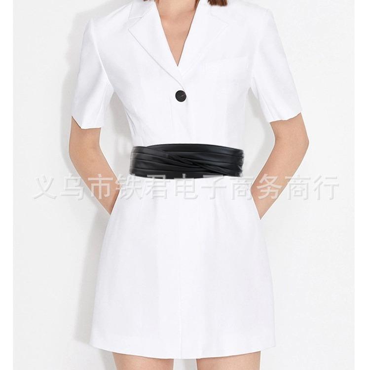 ウエストベルト 女性用 シンプル ワイド 伸縮性 ウエストマーク ファッション ジャケット 装飾 百搭 フェイクレザー ブラック 赤 通年 軽量 柔軟 スタイリッシュ 普段使い ビジネスカジュアル アクセサリー