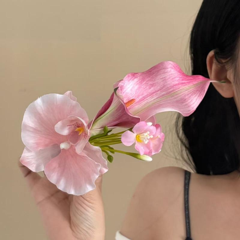 ヘアクリップ 女性用 ピンク 馬蹄莲 花 かわいい サイド ヘアアクセサリー 旅行 発飾 手作り 鴨嘴 クリップ 清新 甘美 スタイル 田園風 植物 花卉 モチーフ 春季 人気 ヘアピン フラワー デザイン 軽量 日常使い ヘアスタイル アクセント ソフ