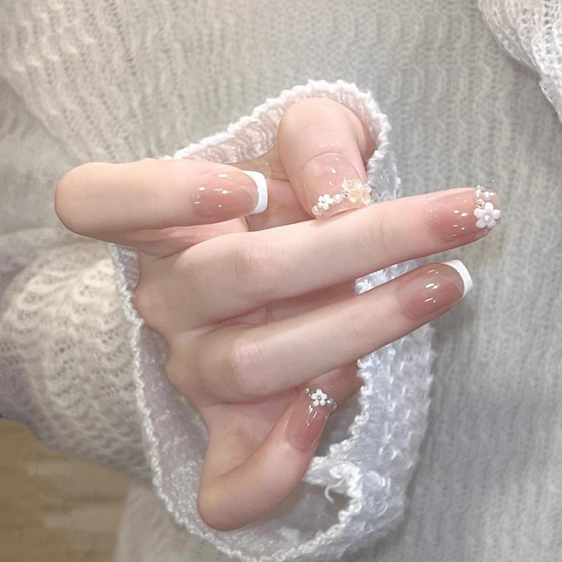 ネイルチップ 女性用 法式 珍珠 花弁 デザイン 浮雕 かわいい 甘め スパイシー 超薄 無痕 シンプル 装着式 指先 白く見える 取り外し可能 星柄 キラキラ フラワー モチーフ XS S M L サイズ