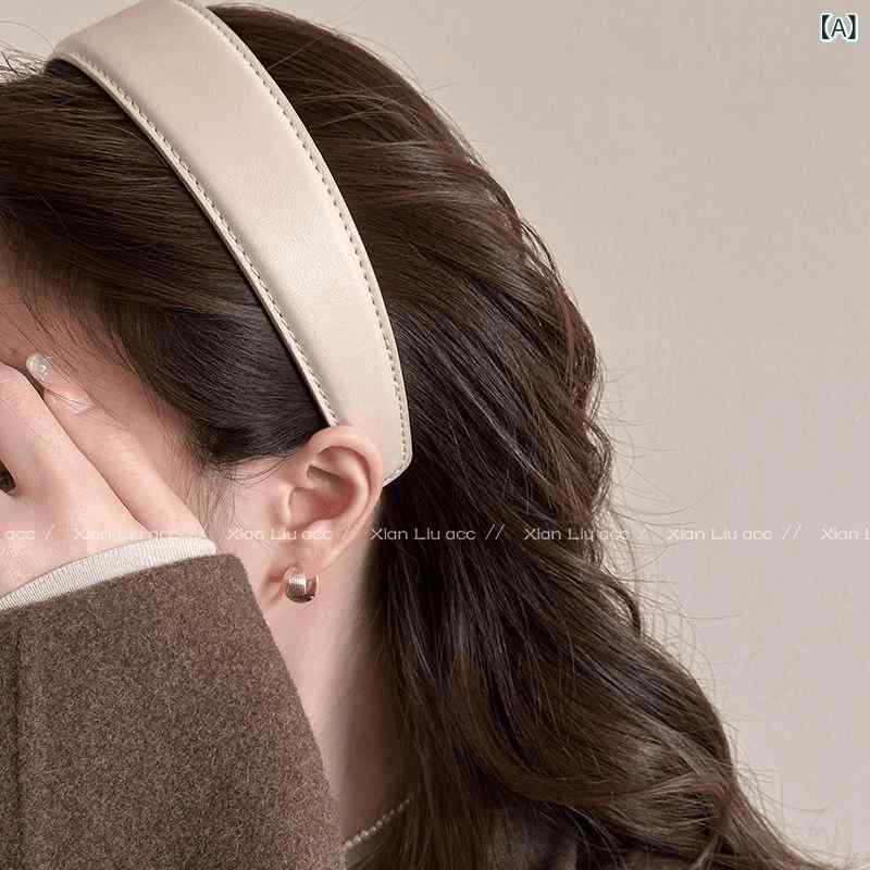 ヘアアクセサリー 女性用 復古 レザー 素材 ワイドエッジ ヘアバンド 日常使い ヘッドバンド かわいい 甘め スタイル 春季 ベージュ ブラック ブラウン 高級感 軽量 調整可能 髪飾り