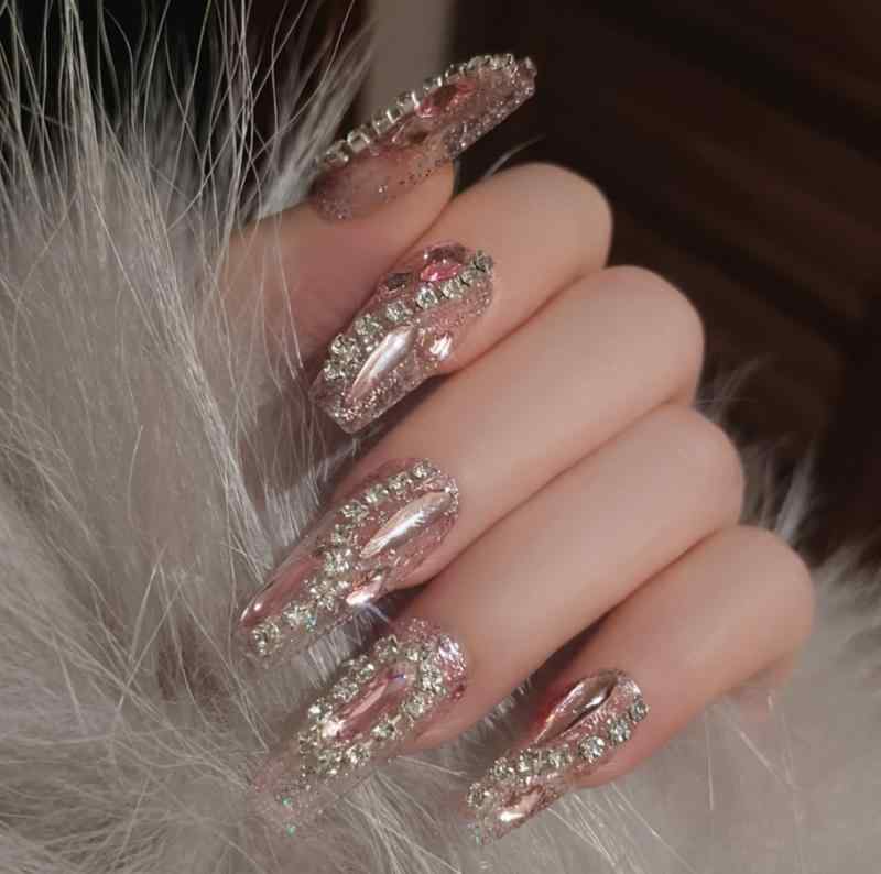 ネイルチップ 女性用 夏用 長めデザイン 着脱式 フラッシュ加工 高級感 輝き 甘めスタイル 純欲風 欧米風タイプ イエロー ブラック ジェリー風 ツイストデザイン 軽量 簡単装着 指先装飾 ファッションアクセサリー かわいいネイルアート 日常使い 季節