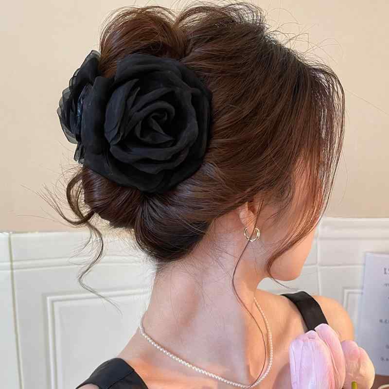 ・カテゴリ: ヘアアクセサリー・スタイル: 甘め・スタイル分類: 爽やか甘め・素材: 混合素材・加工: 手作業・分類: バナデュームクリップ・柄: バラ、フラワー、椿、ペタル・カラー展開: ブラック、米白、ベージュ、グレー粉、グレーグリーン