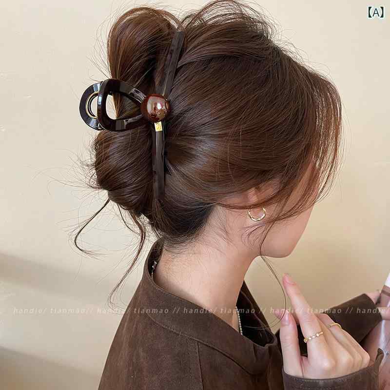 ・カテゴリ: ヘアアクセサリー・スタイル: 簡約・スタイル分類: ファッショントゥイン・主な素材: アクリル・対象: 女性・加工: 手作り・種類: バナクリップ・カラー展開: チョコレートブラウン・サイズ展開: 超大号約15cm、大号約13cm、約10.5cm、帽子款約8cm、約8cm、方圆款約9.8cm、锤子款約10.5cm、月牙款約12cm、大号領結款約13cm、中号領結款約10.5cm、立体蝴蝶結款約8cm