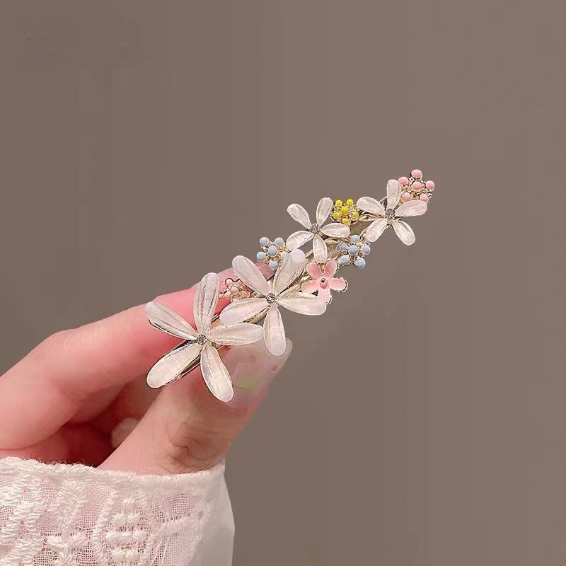 Rakuten - ヘアクリップ 女性用 かわいい 花朵 デザイン 鴨嘴夹 琉璃 装飾 合金 素材 接触冷感 加工 春夏 コーディネート アクセサリー 軽量 精緻 ヘアアレンジ トップス 合わせ フレッシュ スタイル ビッグフラワー モチーフ サイド ピン ヘアピン かわい