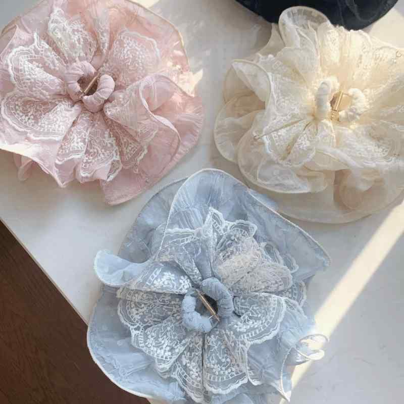 ・カテゴリ: 頭飾・スタイル: 小香風・主な素材: 布・加工: 手工・分類: 抓夹・柄: 荷叶边・カラー展開: 桜花粉、ミルクホワイト、ベビーブルー、クラシックブラック・サイズ展開: 抓夹8cm、発圈約21cm・対象: 女性