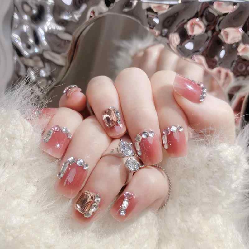 短指甲 女性用 かわいい セクシー 爆闪 インスタ風 短め フラッシュストーン 気質 高級感 軽量 ラグジュアリー 着脱式 偽ネイル スティックオン ネイルチップ ジェルネイル デザイン 輝く デコレーション 指先 装飾 日常使い ファッション アクセサ